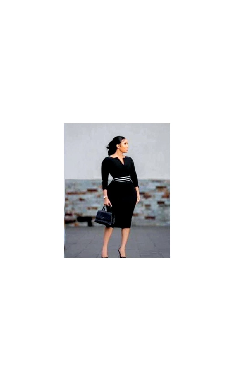 robe noire col 'v', longues manches