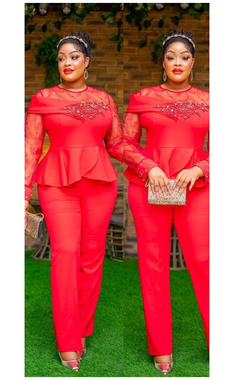 ensemble pantalon rouge ,haut en dentelle