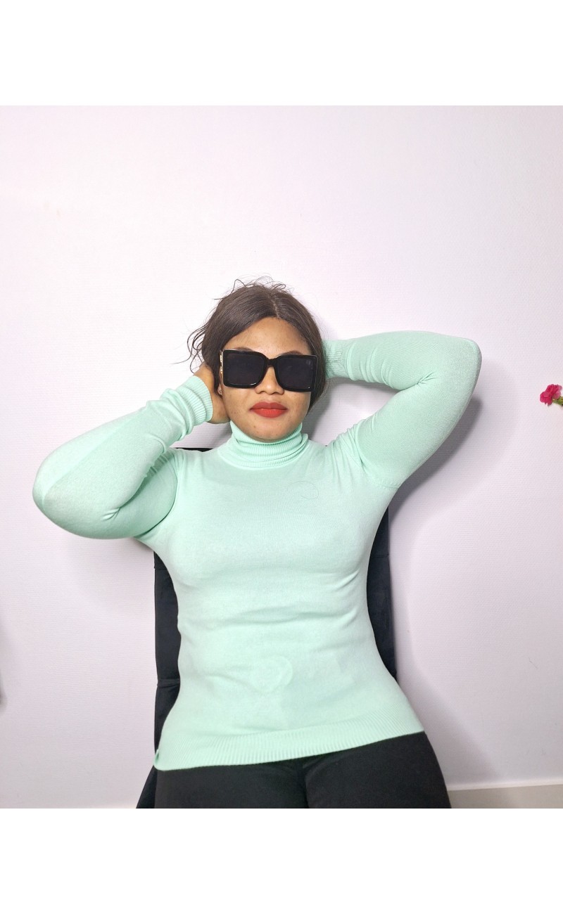 Pull green with turtle neck, one size