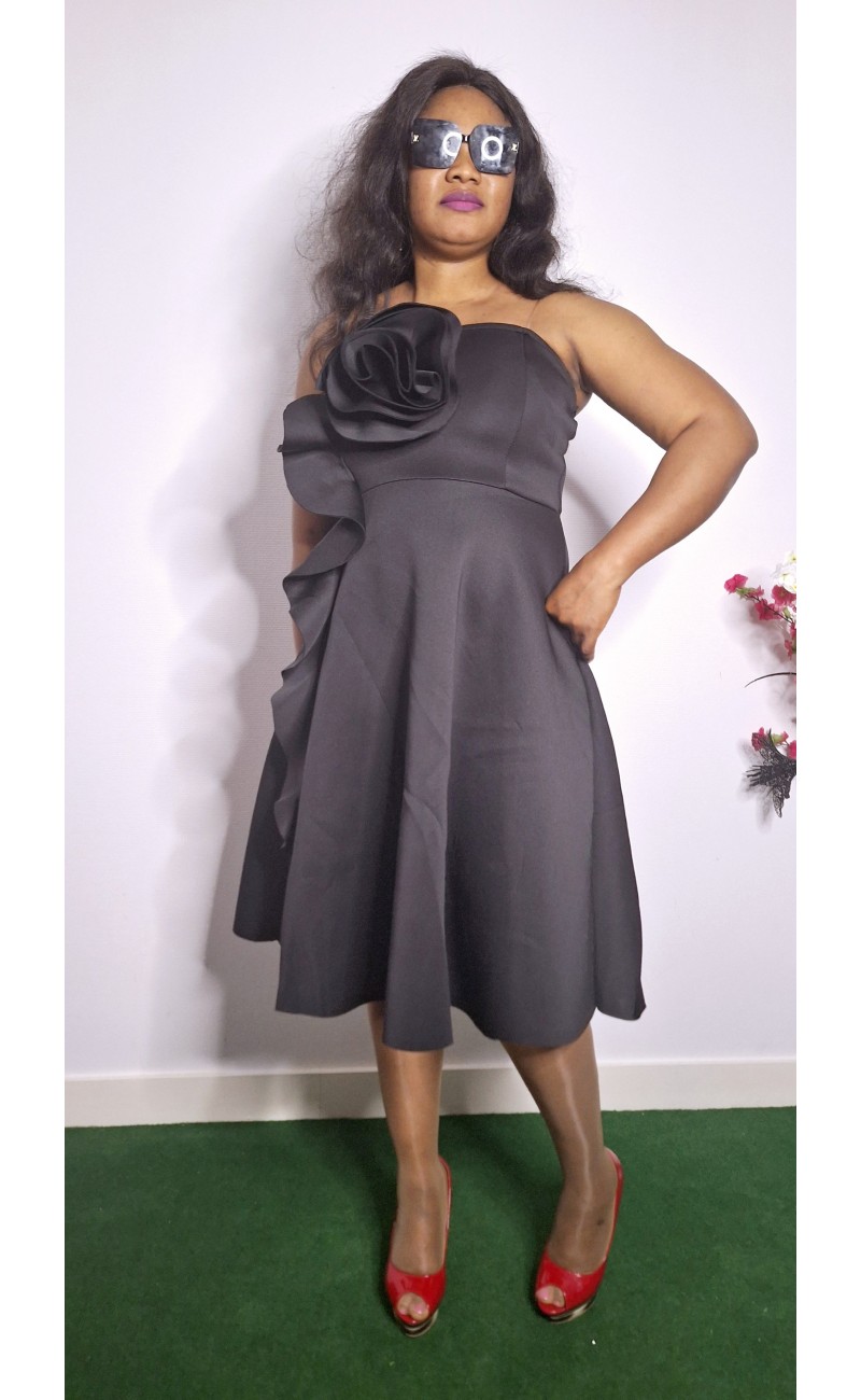 Robe de cérémonie noire avec grosse fleur de rose