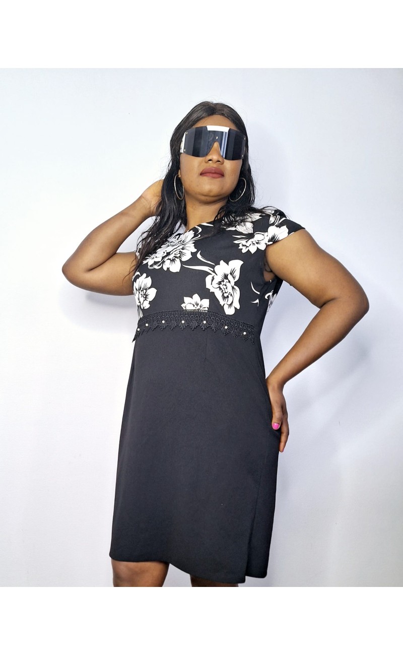 Robe noire/blanche fleurie sans manches, taille unique