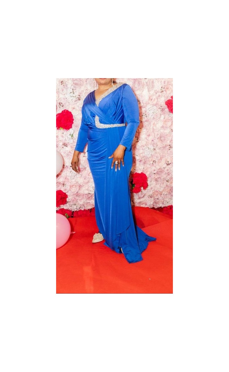Robe de soirée  bleu avec une découpe en perle /fente sur le côté