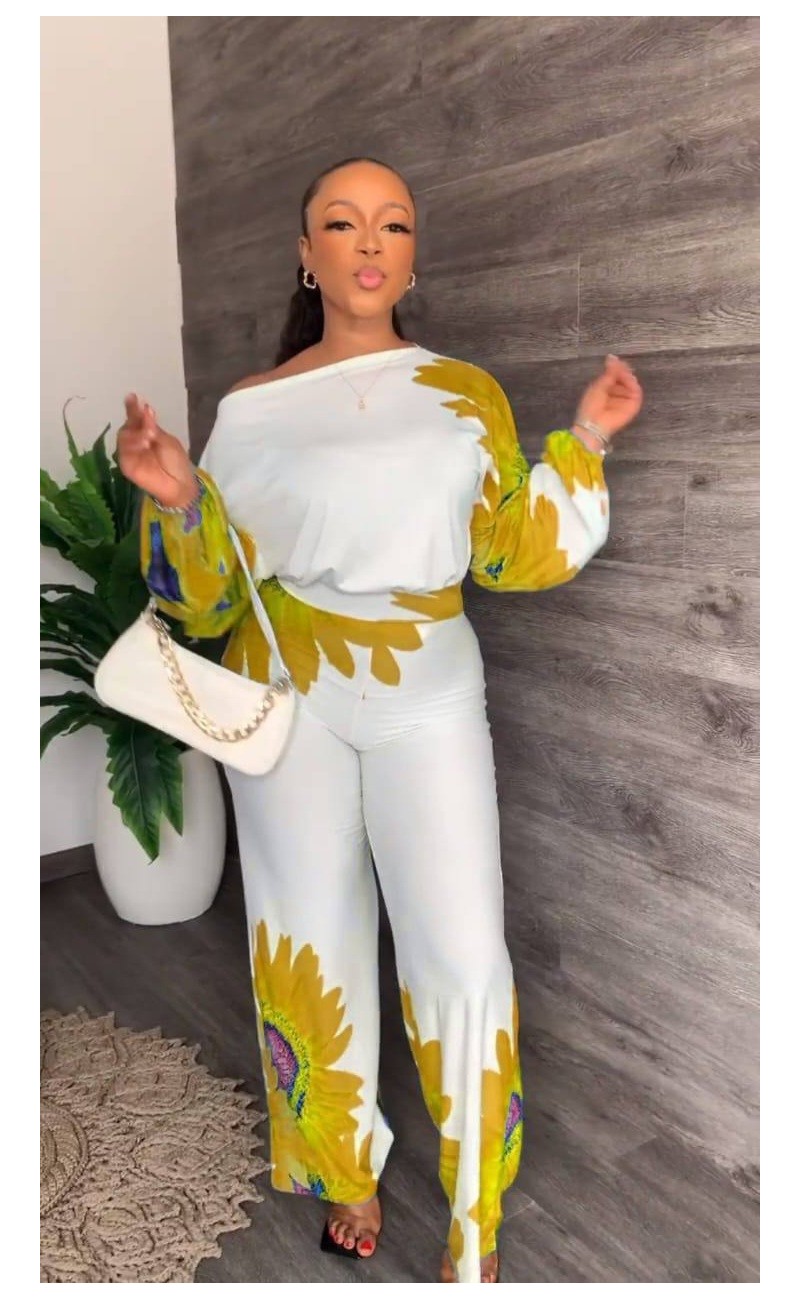 Ensemble blanc moulant  avec fleurs jaune /longues manches
