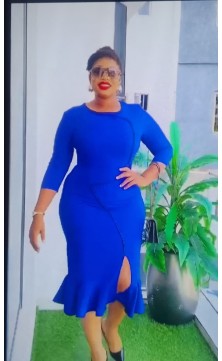 Robe bleu avec fente sur le...