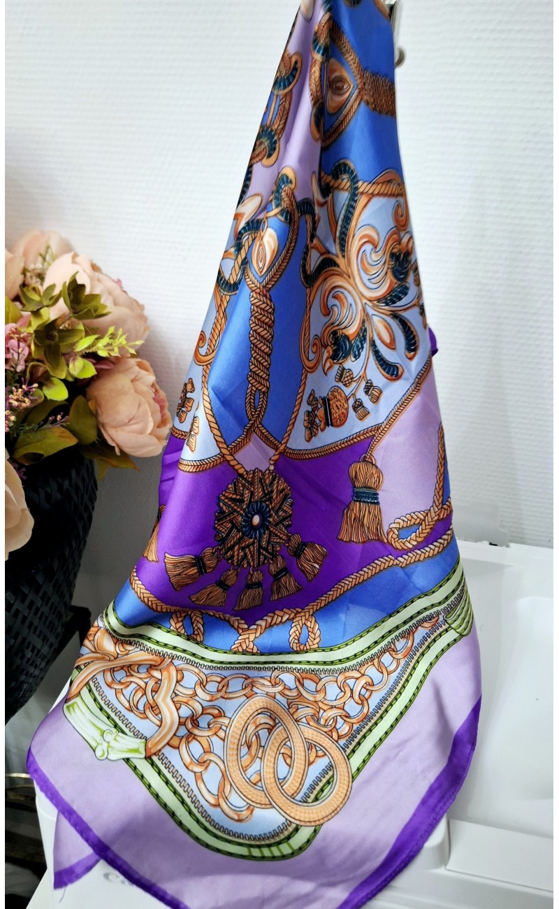 PETIT FOULARD AVEC FOND BLEU
