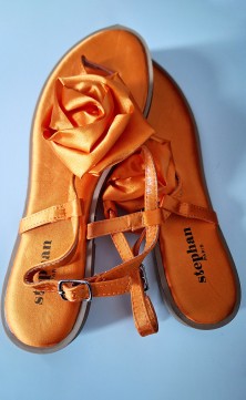Sandale plate orange avec fleur