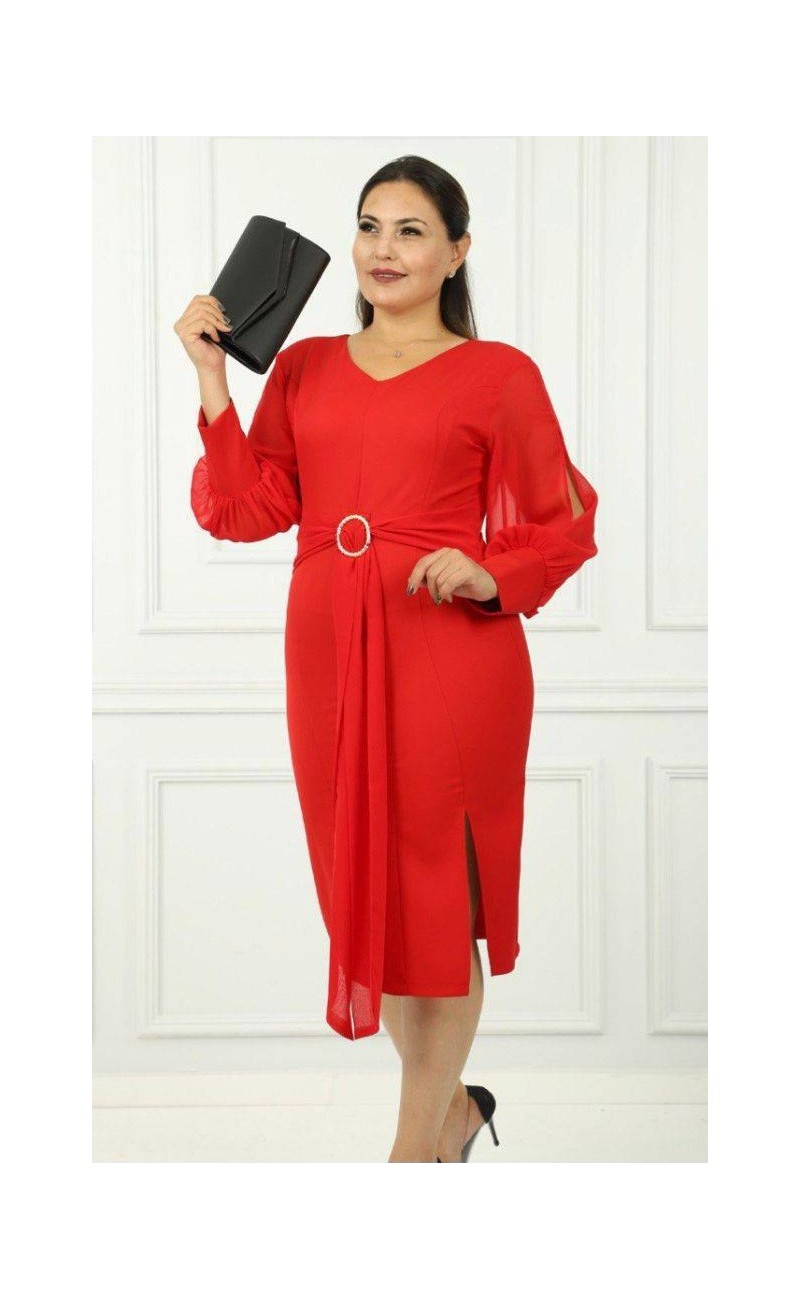 red dress with longue splitted sleeves, split, button on ribbon as a belt