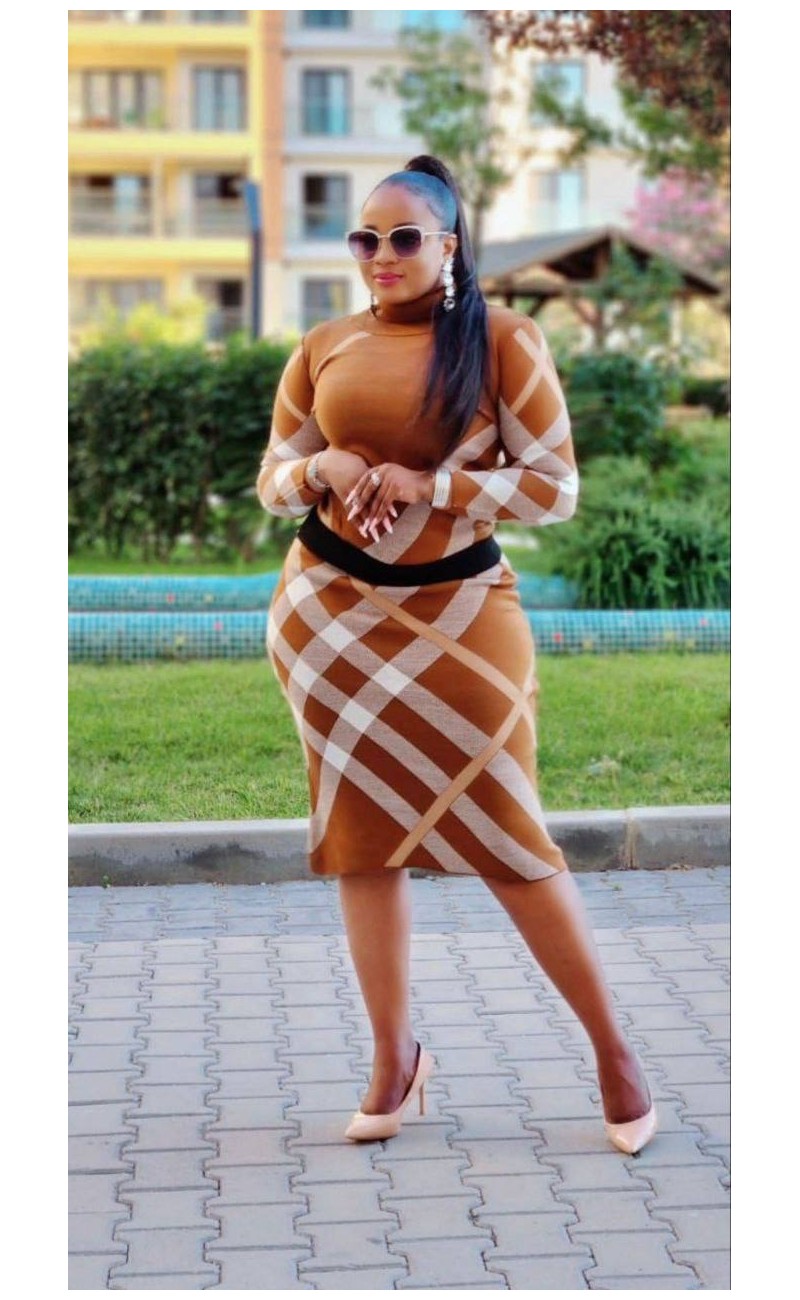 white/brown chequered skirt/pull combination