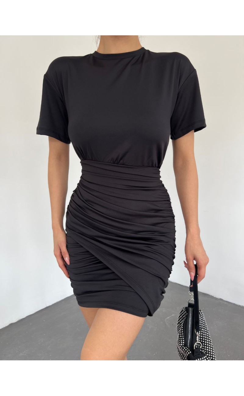 robe moulante noire, courtes manches