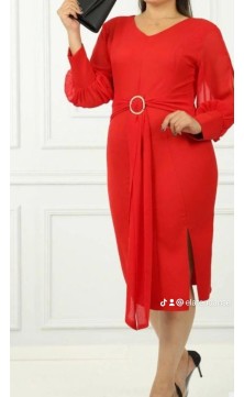 red dress with longue splitted sleeves, split, button on ribbon as a belt